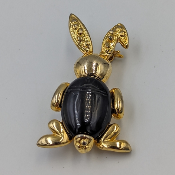 Vintage Gold Plated Egyptian Revival Carved Gemstone/Glass Scarab Rabbit Brooch - Picture 5 of 10
